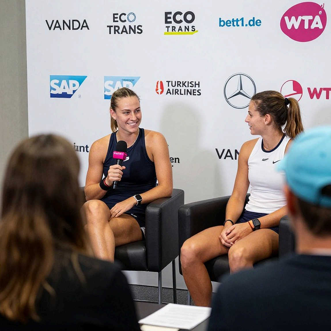 Osaka vượt qua Siniakova: Chiến thắng hé lộ điểm yếu giao bóng và bài toán Mertens Osaka vượt qua Siniakova: Chiến thắng hé lộ điểm yếu giao bóng và bài toán Mertens