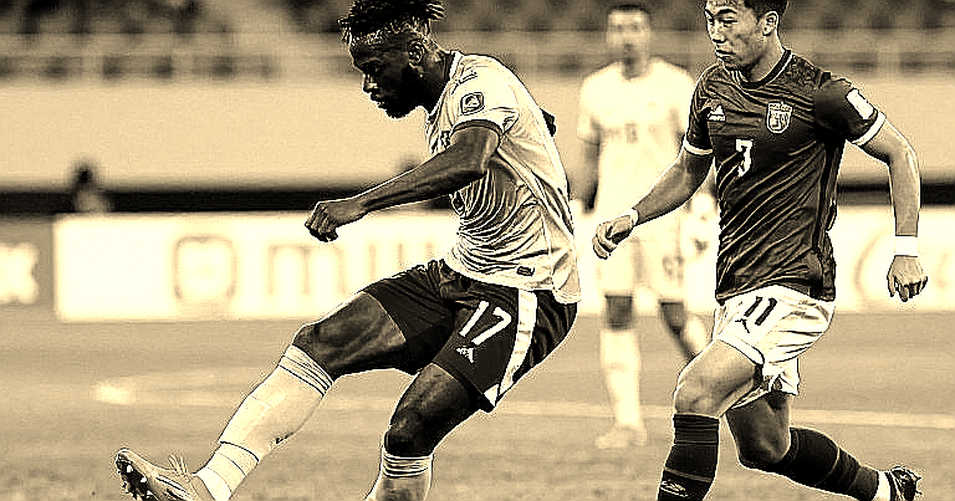 Aké rời sân phút 18, Fenerbahçe đối diện bài toán derby Galatasaray
